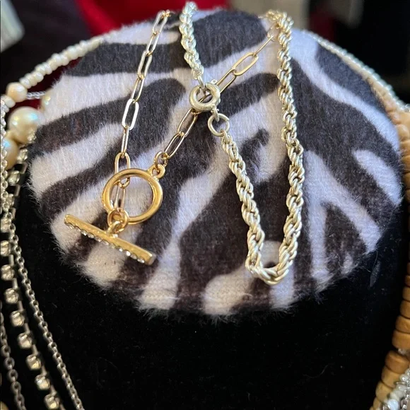 All wearable vintage to now jewelry lot, 0228A - Picture 7 of 15